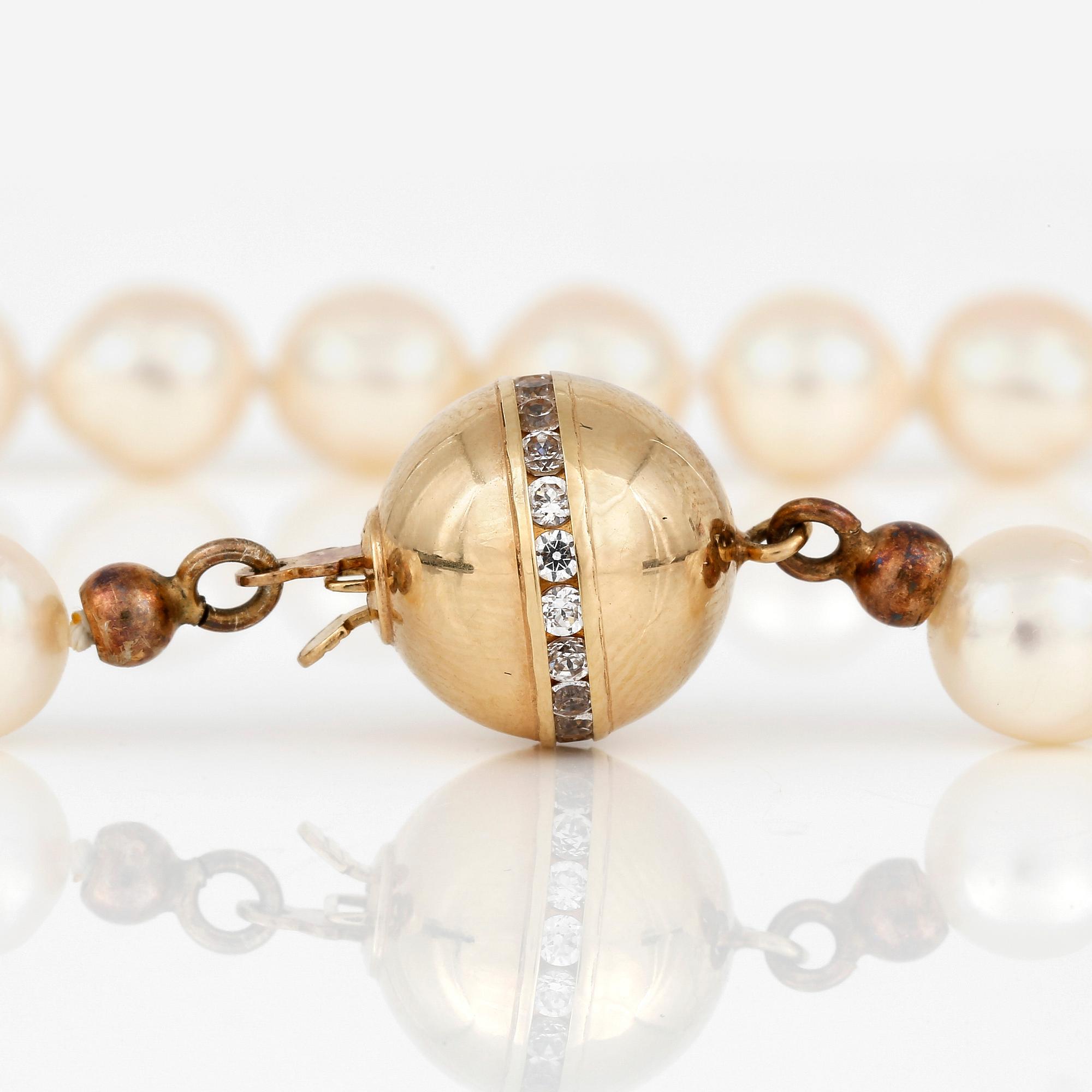 COLLIER, med odlade pärlor och klotformat lås i 18K guld med vita pastestenar.
