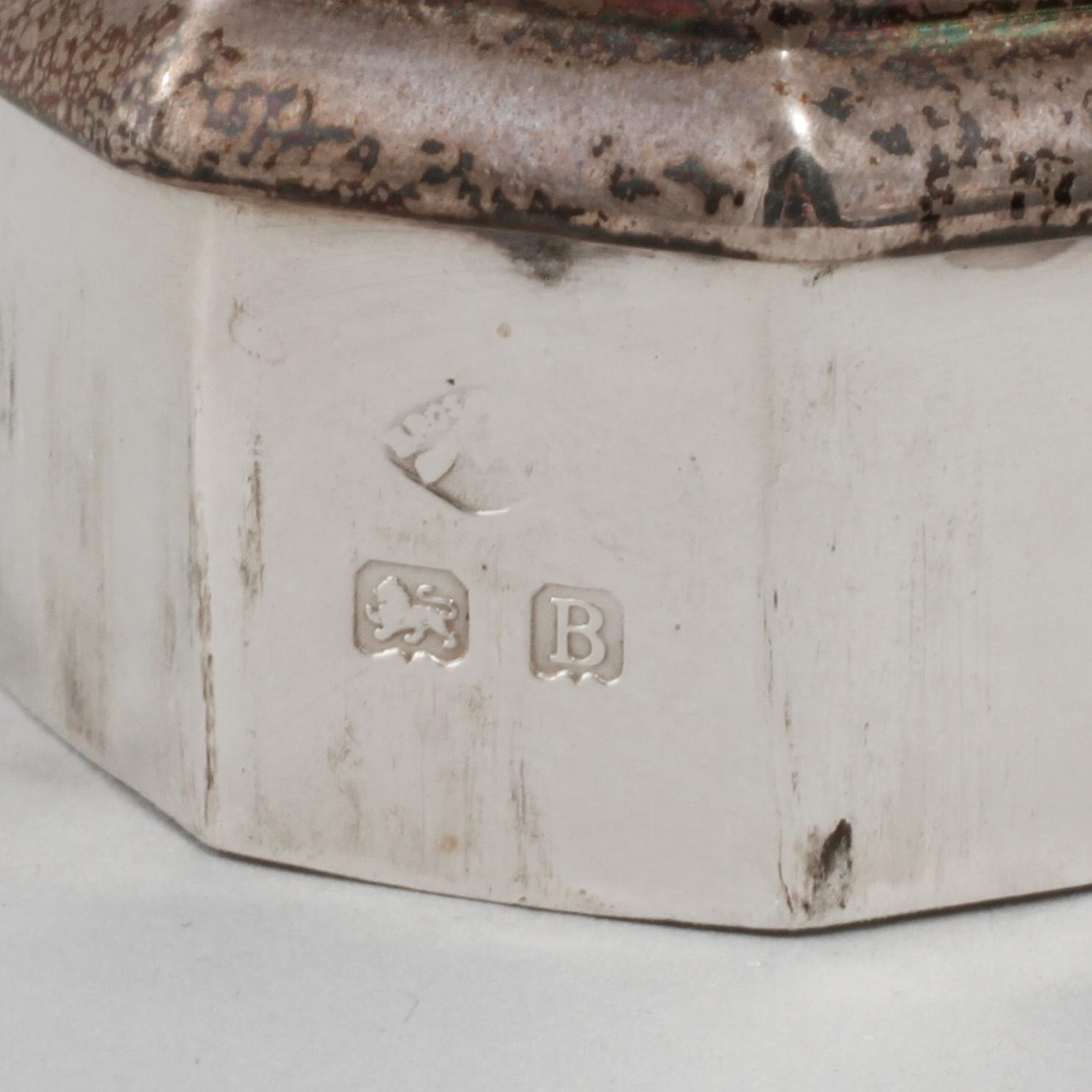 GRÄDDSNIPA samt SOCKERRUSKA, silver, Birmingham, 1800-talets slut samt 1900-talets början. Vikt 317 g.