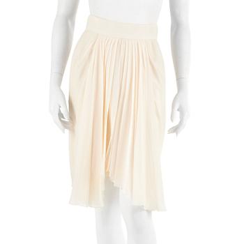 325. CHANEL, a bonewhite silk skirt. French size 40.
