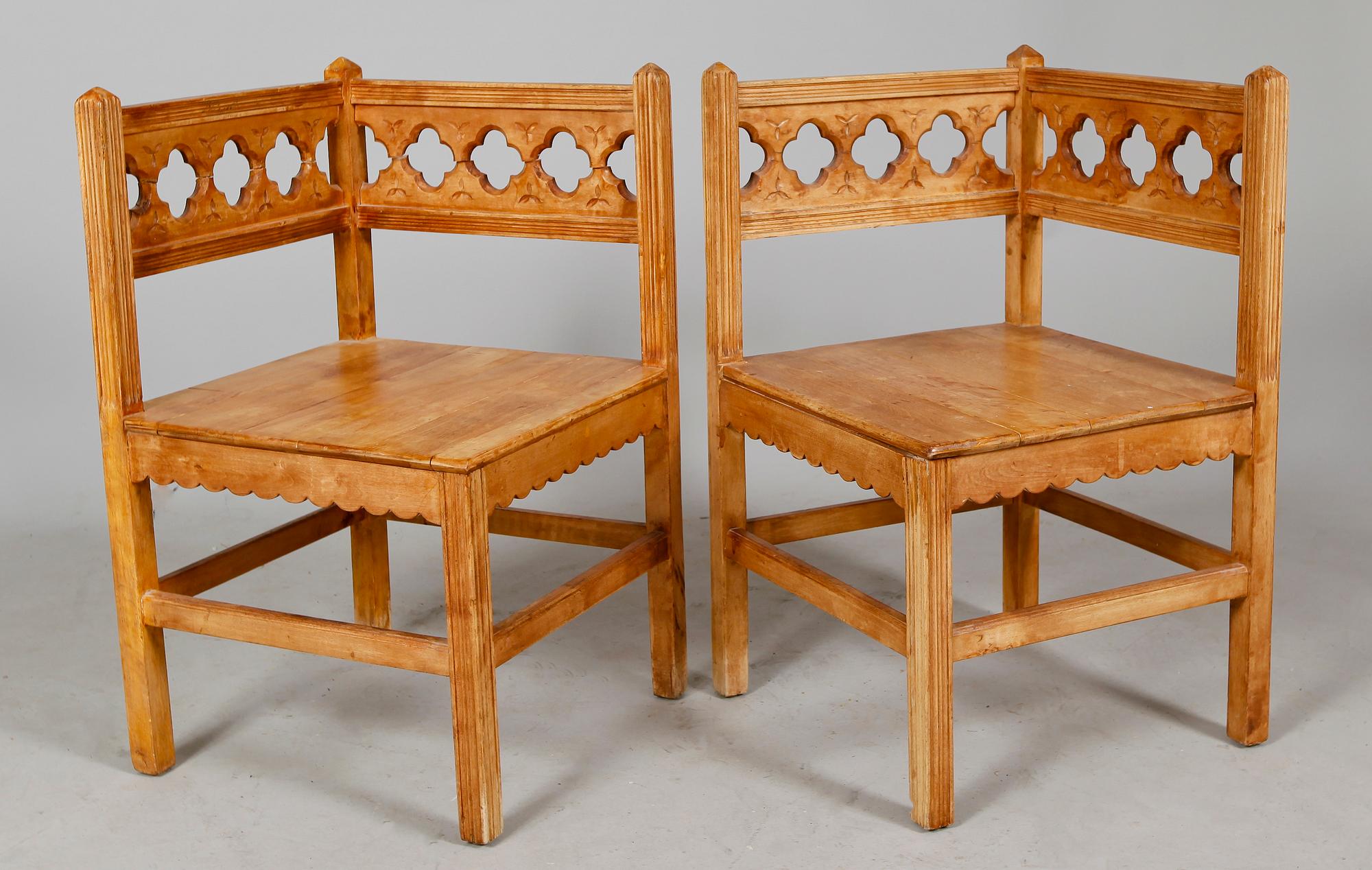 HÖRNSTOLAR, 1 par, fästmansmodell, sekelskiftet 1900.