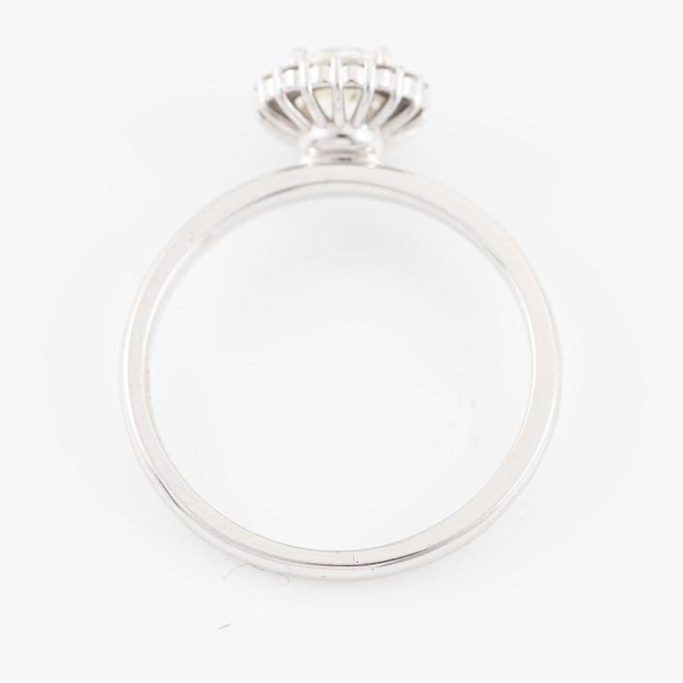 Ring in 14K gold with round brilliant-cut diamonds.