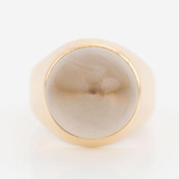 Ring, 18K gold with cabochon-cut smoky quartz.