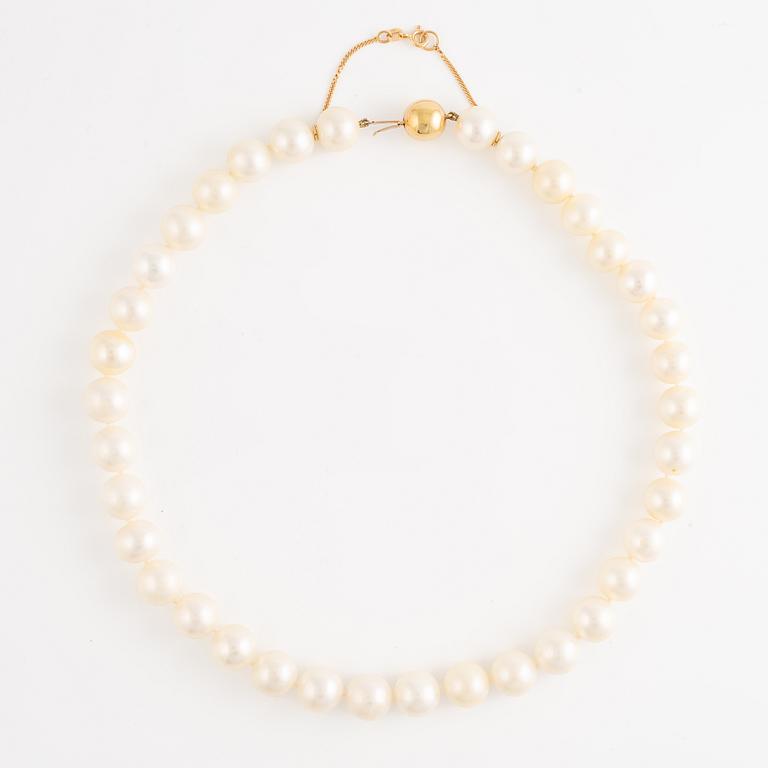 Necklace, cultured freshwater pearls, clasp 14K gold.