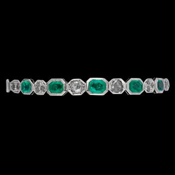 1359. An emerald, tot. app. 4 cts, and rose cut diamond bangle, tot. app. 0.40 cts.