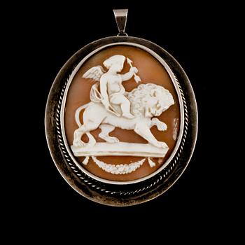 HÄNGE, silver med skuren snäckskalskamè, stämplad JEW, 1900-talets början. Vikt 23 g.
