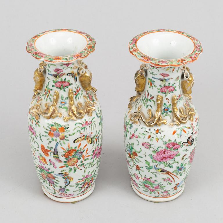 A pair of famille rose Canton vases, Qing dynasty, late 19th century.