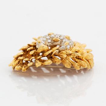 En brosch och ett par örhängen 18K guld med runda briljantslipade diamanter.
