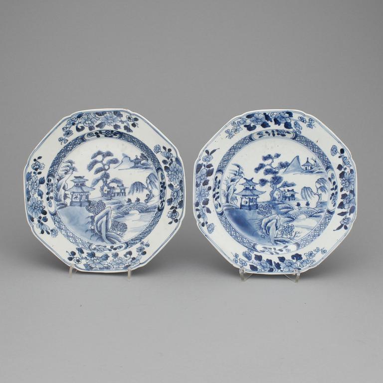 TALLRIKAR, ett par, porslin, Kina, Qianlong, 1700-tal.