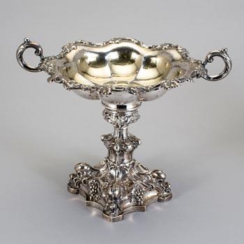 TAZZA, silver, William Lyon, Göteborg, 1856. Vikt ca 620 gram.