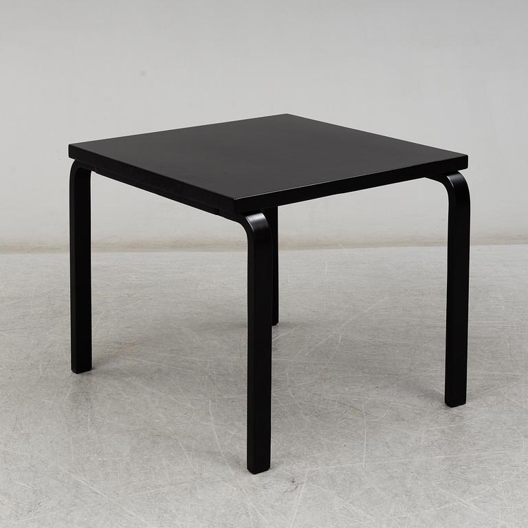 ALVAR AALTO, bord samt två stolar modell 69, Artek.