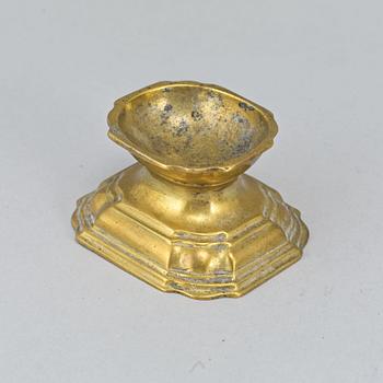 A brass salt cellar, 18th century.