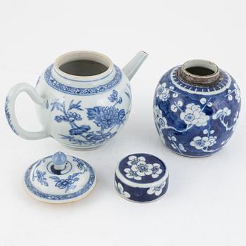 A blue and white Chinese exportporcelain teapot with a blue and white tea caddy, Qing dynasty, 18th and 19th century.