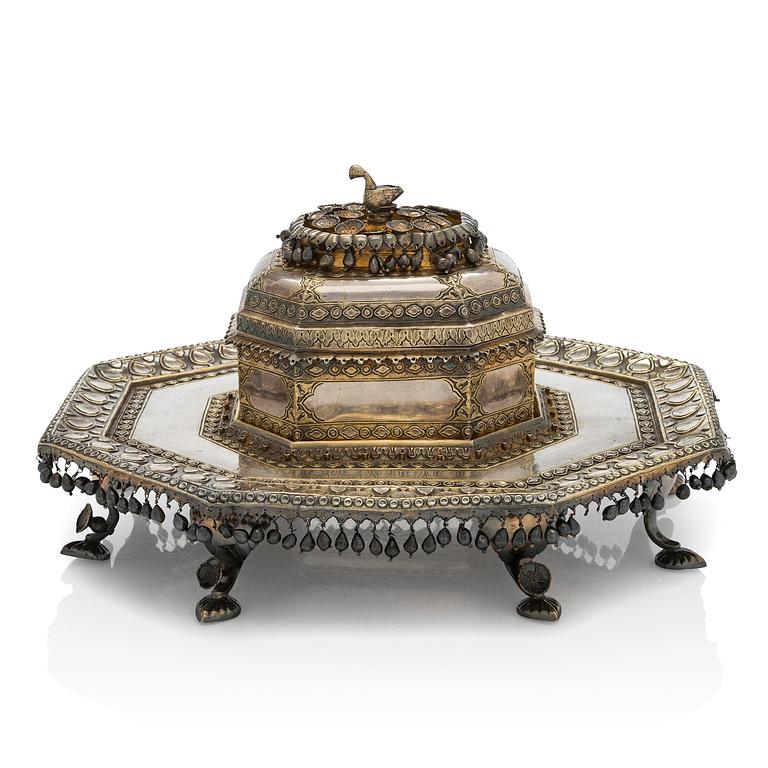 Pan-skrin på bricka, silver och förgyllt silver, mogulstil, Delhi, Indien, 1800-talets första hälft.