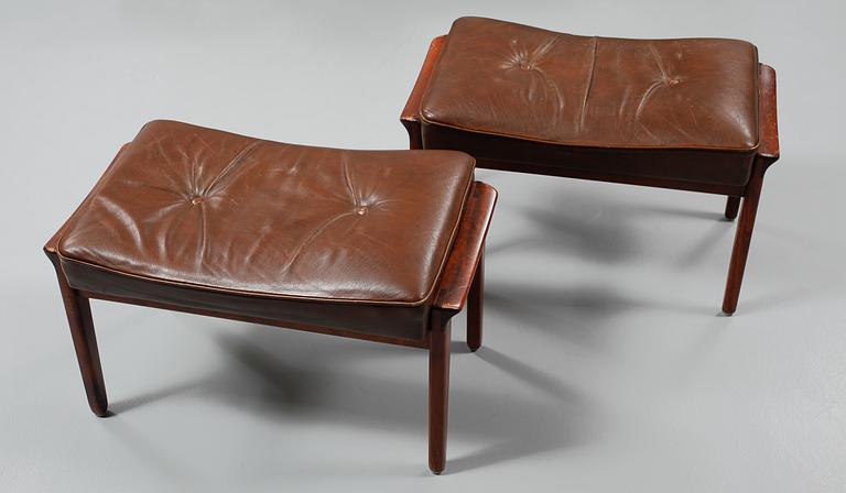 FÅTÖLJER SAMT FOTPALLAR, ett par, Sverige, 1960/1970-tal.