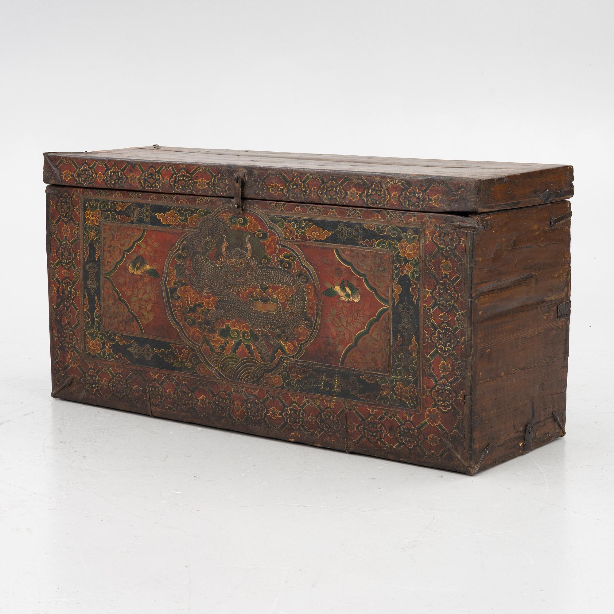 A Chinese chest, 20th century.