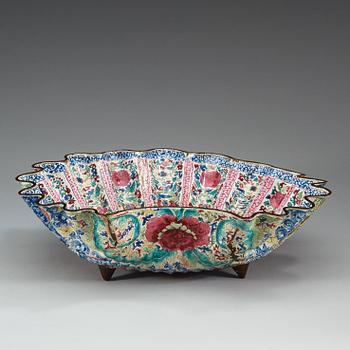 An enamel on copper basin/barbers dish, Qing dynasty, Qianlong (1736-95).