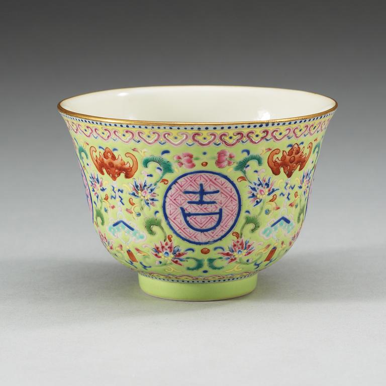 A famille rose green ground bowl, Qing dynasty, with Qianlongs seal mark.