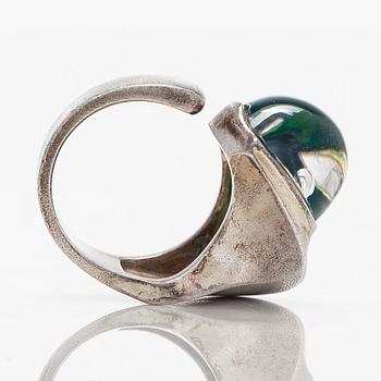 Björn Weckström, sormus, "Ara" sterlinghopeaa ja akryylia, Lapponia 1975.