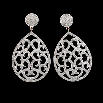 ÖRHÄNGEN, 1 par, 18 k guld samt silver, briljantslipade diamanter tot 3.08 ct. Total vikt 11,4 g.