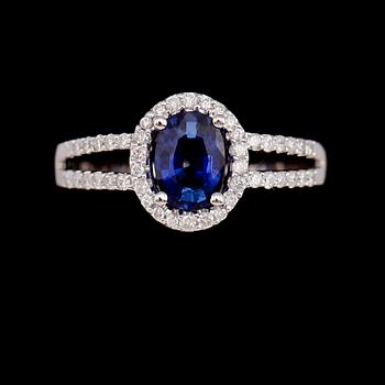 RING, 18 k vitguld, safir ca 0.97 ct, briljantslipade diamanter tot ca 0.30 ct.