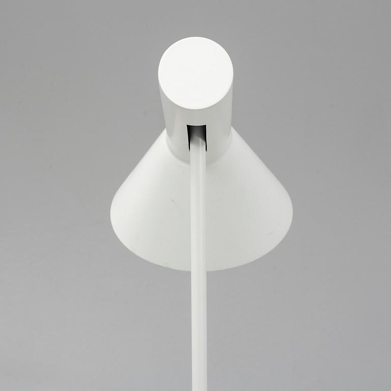 Arne Jacobsen, golvlampa, "AJ", Louis Poulsen, Danmark.