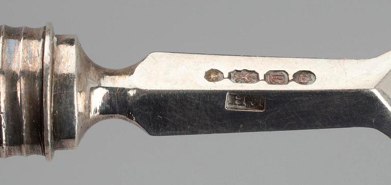 BESTICKUPPSÄTTNING, 12+12, sterling silver samt pärlemor, London 1854.