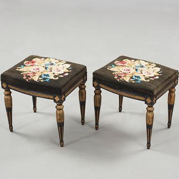 TABURETTER, ett par, Sengustavianska stockholmsarbeten, 1700-talets slut.