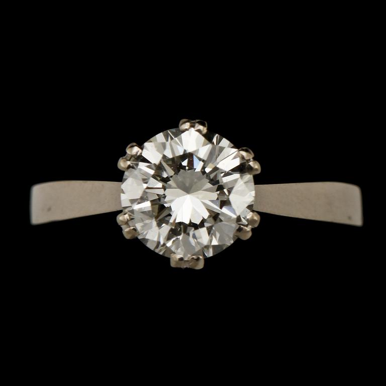 RING, 18k vitguld med briljantslipad diamant, 1.13 ct enl gravyr, stmpl CLR, Göteborg, 1971. Vikt 3 g.