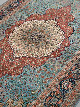 A carpet, an old Tabriz, ca 263,5-266 x 165,5-169,5 cm (as well as 1-1,5 cm blue and terracotta striped flat wear).