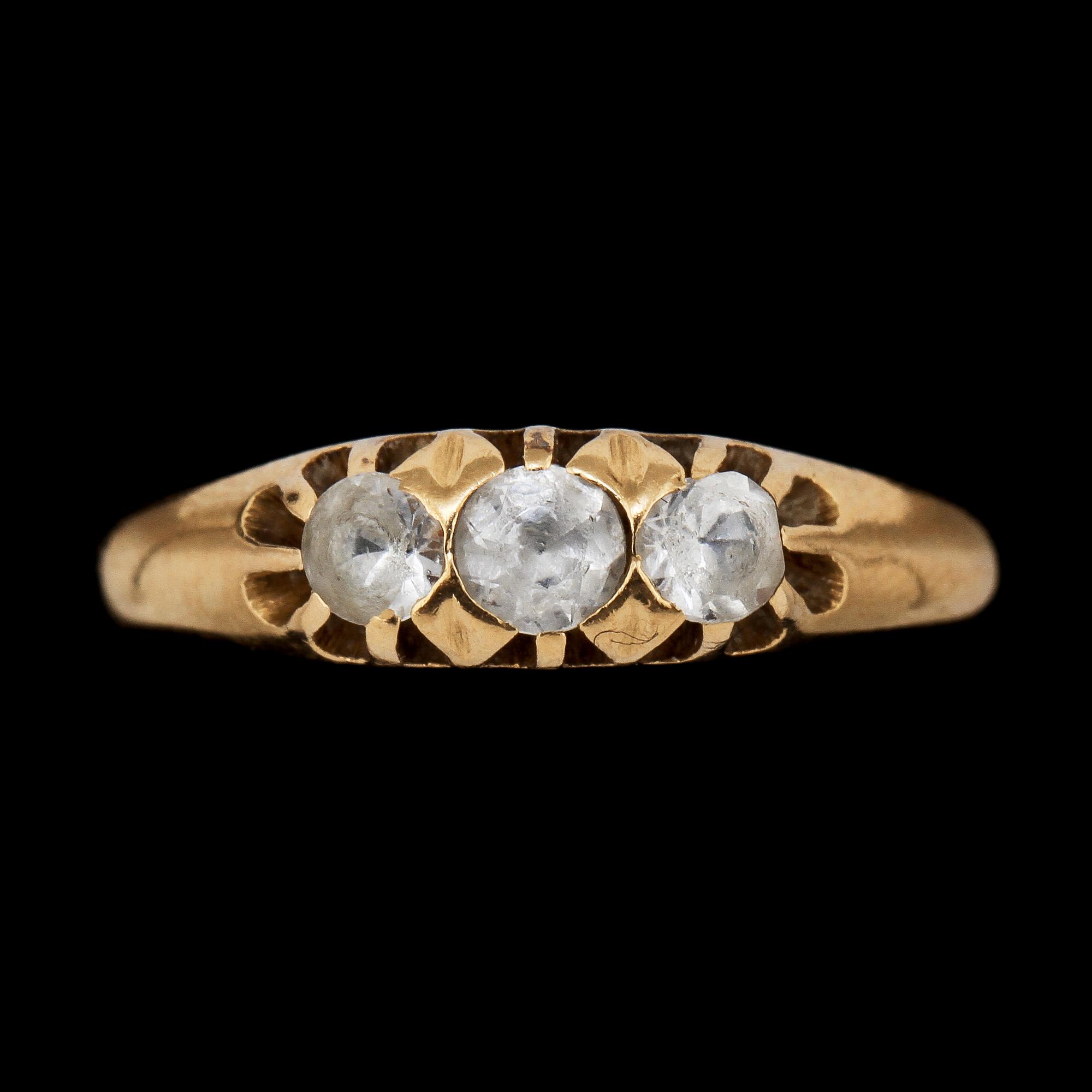 RING, 18k guld med 3 fasettslipade vita stenar, Falköping, 1952. Vikt 2 g.