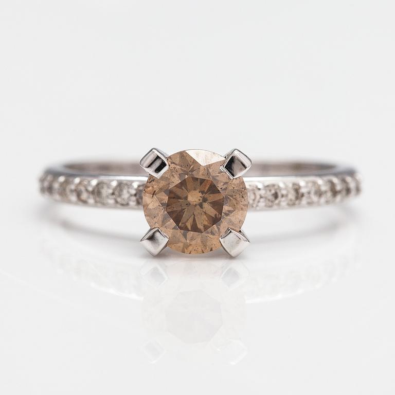 Ring, 14K vitguld, diamanter ca 1.21 ct tot. AIG-certifikat.