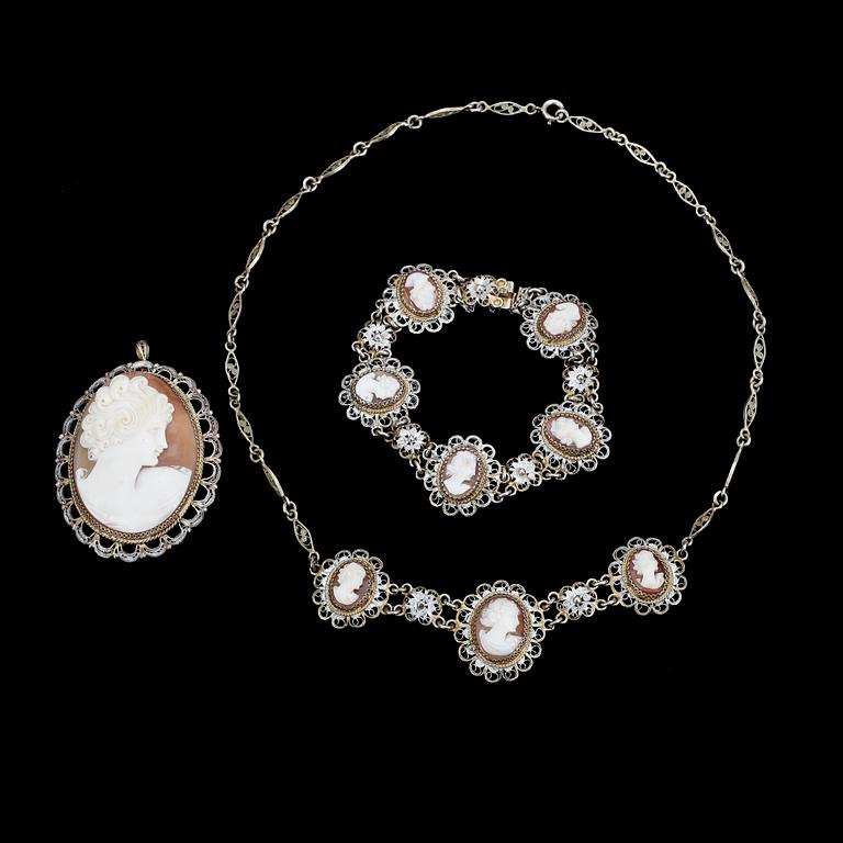 KAMÉGARNITYR, 3 delar, silver, snäckskal, troligen Italien och 1900-talets första hälft.