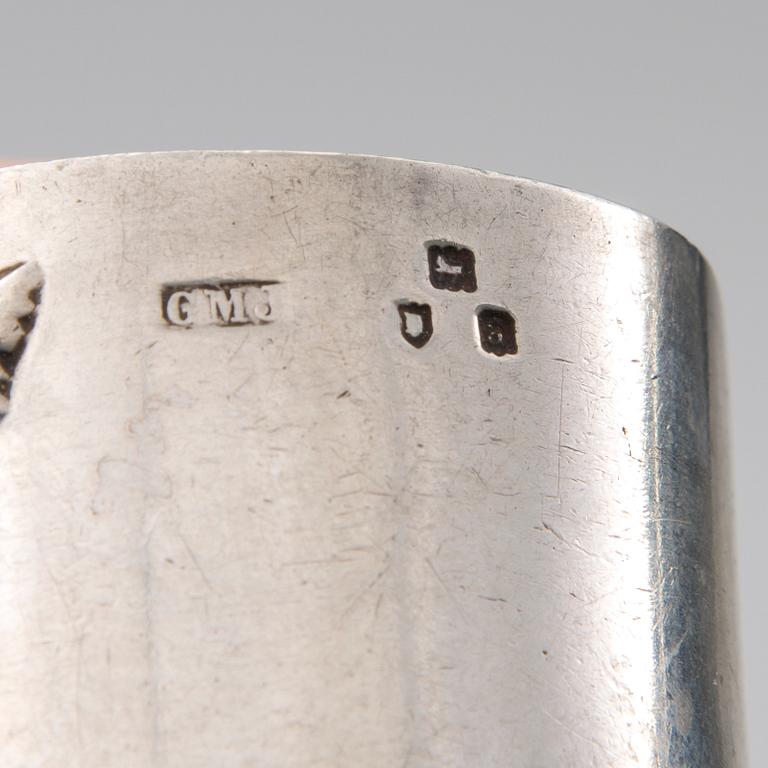 SERVETTRINGAR, sterlingsilver, ett par, London 1896, och 2 st, 800 silver, 1900-tal. Totalvikt 148 g.