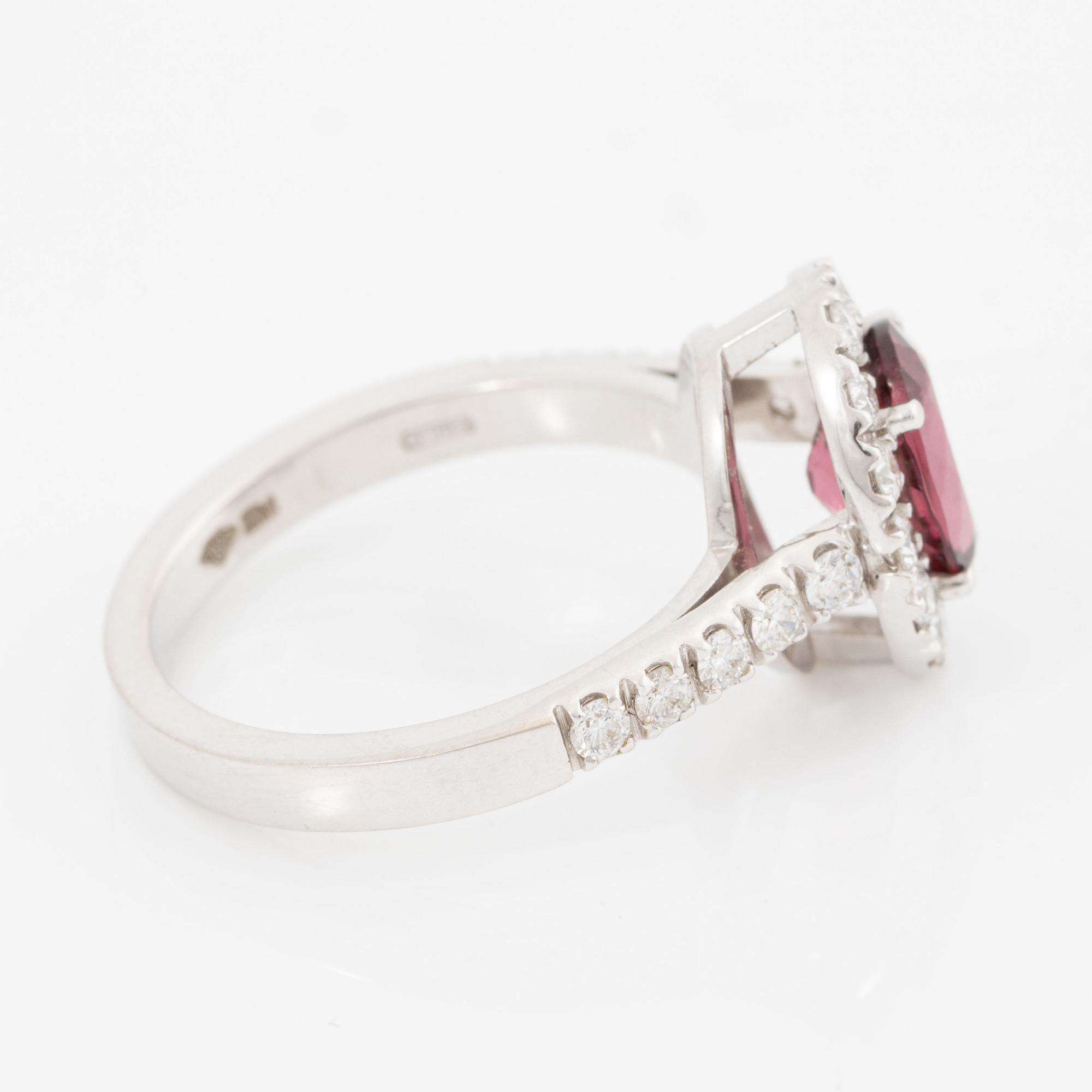 Ring, 18K white gold with pink garnet and brilliant-cut diamonds.