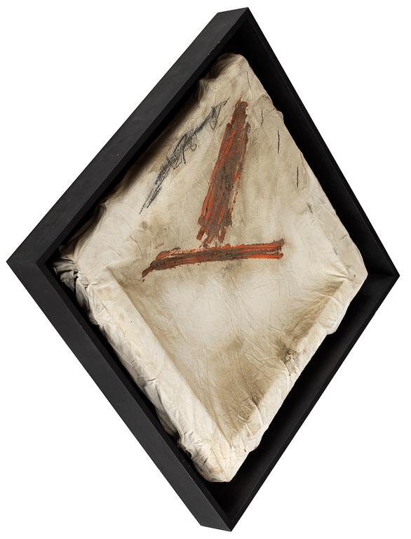 Antoni Tàpies, "Rombo cubierto".