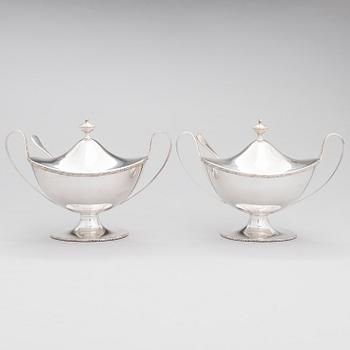 Firma CARL FREDRIK CARLMAN, SOCKERSKÅLAR med STRÖSKEDAR, ett par, silver, gustaviansk stil, Stockholm 1928-29.