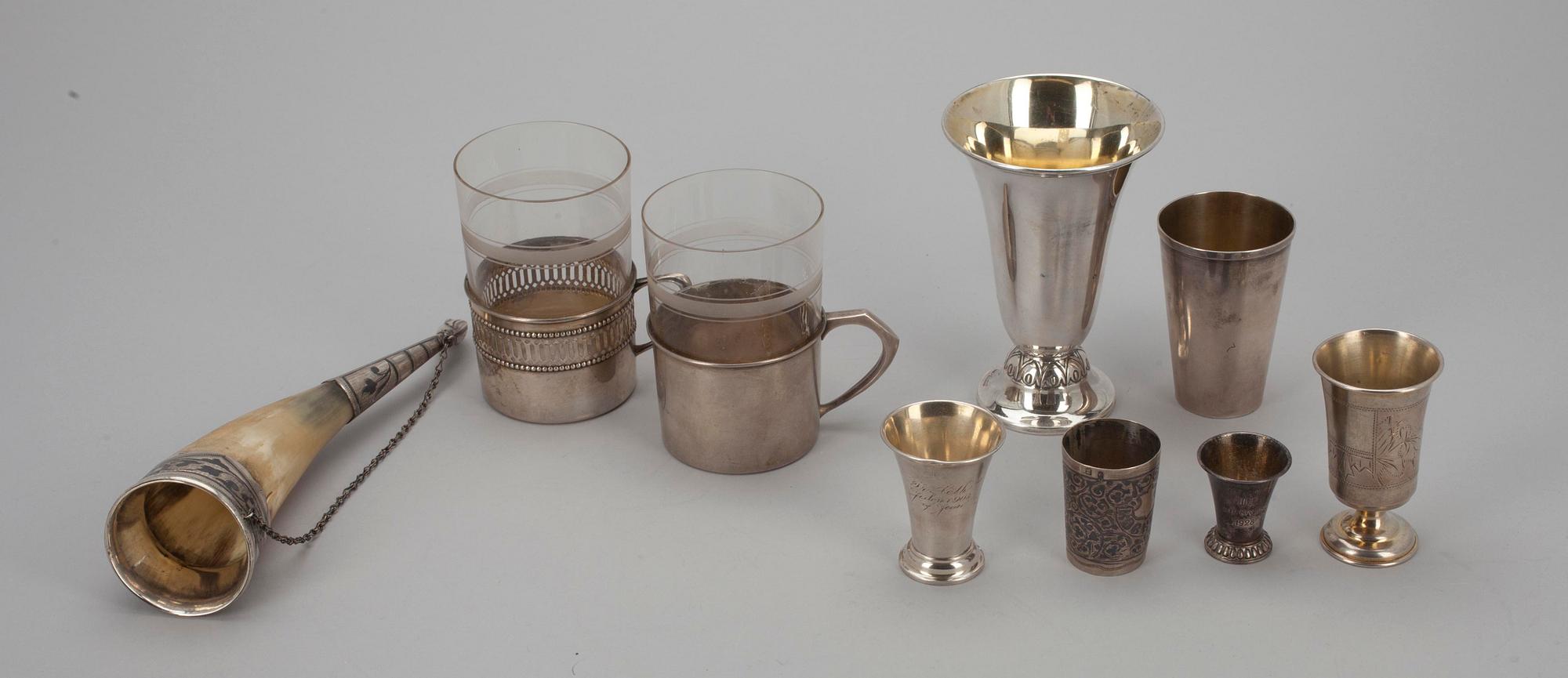 BÄGERE, DRYCKESHORN samt TEGLASHÅLLARE, silver, finska, svenska, ryska stämplar. 1900-talets början. Tot. vikt 566 g.