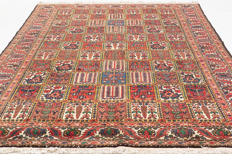 A Chahar Mahal Va Bakhtiari carpet, semi antique, c. 306 x 220 cm.