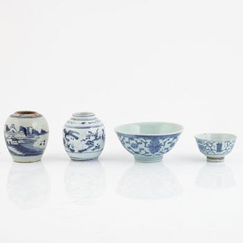 Skålar, två stycken och bojaner, två stycken, porslin, Kina, Qingdynastin, 1800-tal.