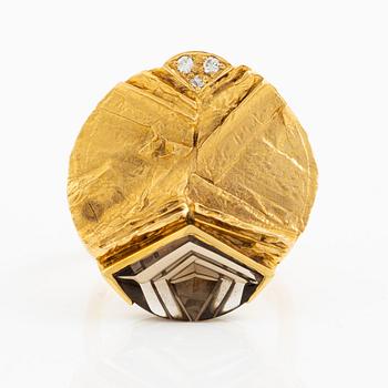 A ring, 18K gold with a fancy-cut smoky quartz and round brilliant-cut diamonds.