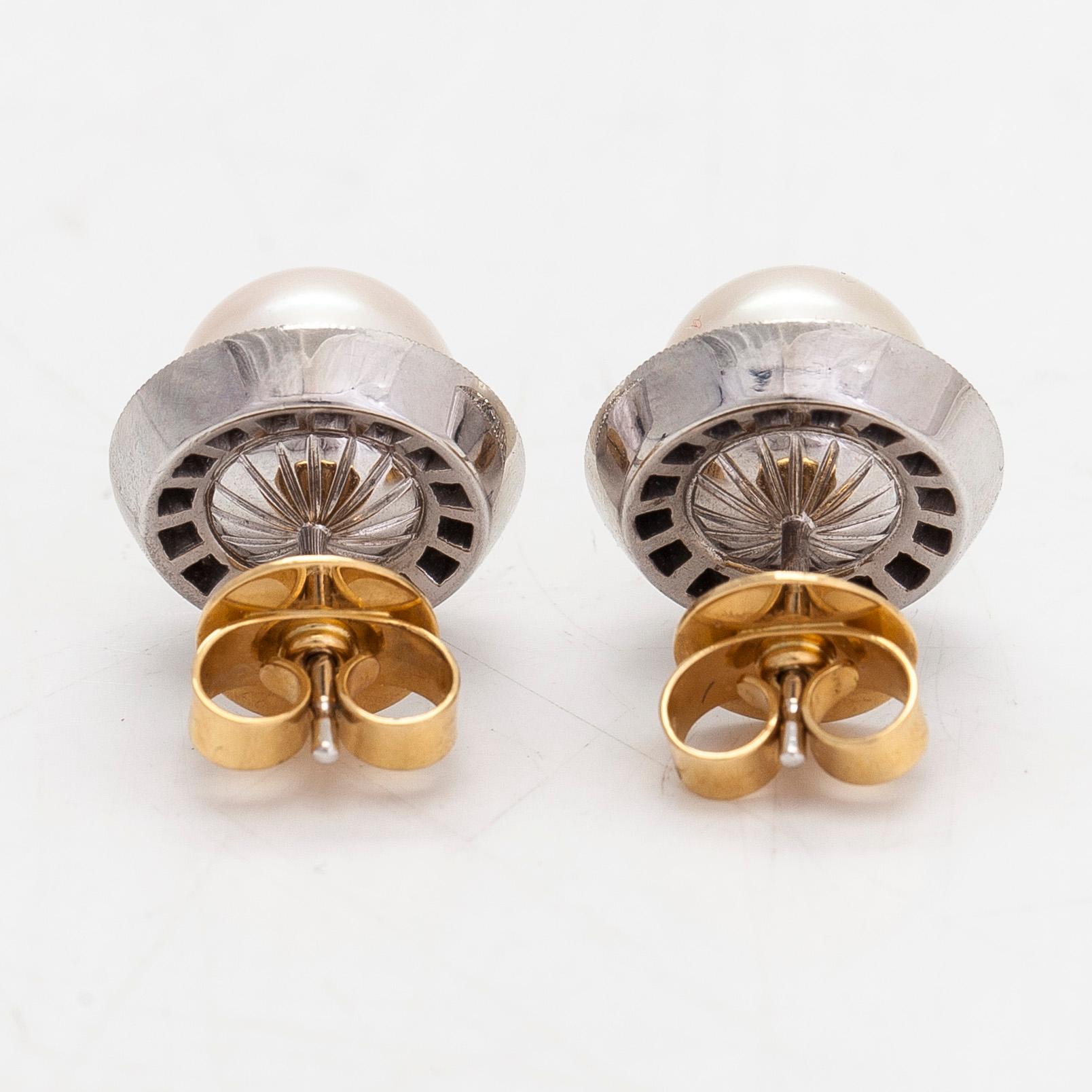 Torbjörn Tillander, Örhängen, 18K vitguld, odlade pärlor och diamanter tot. ca 0.21 ct.