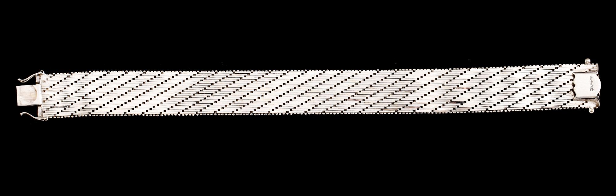 ARMBAND, 18 k vitguld. Vikt ca 59 g.