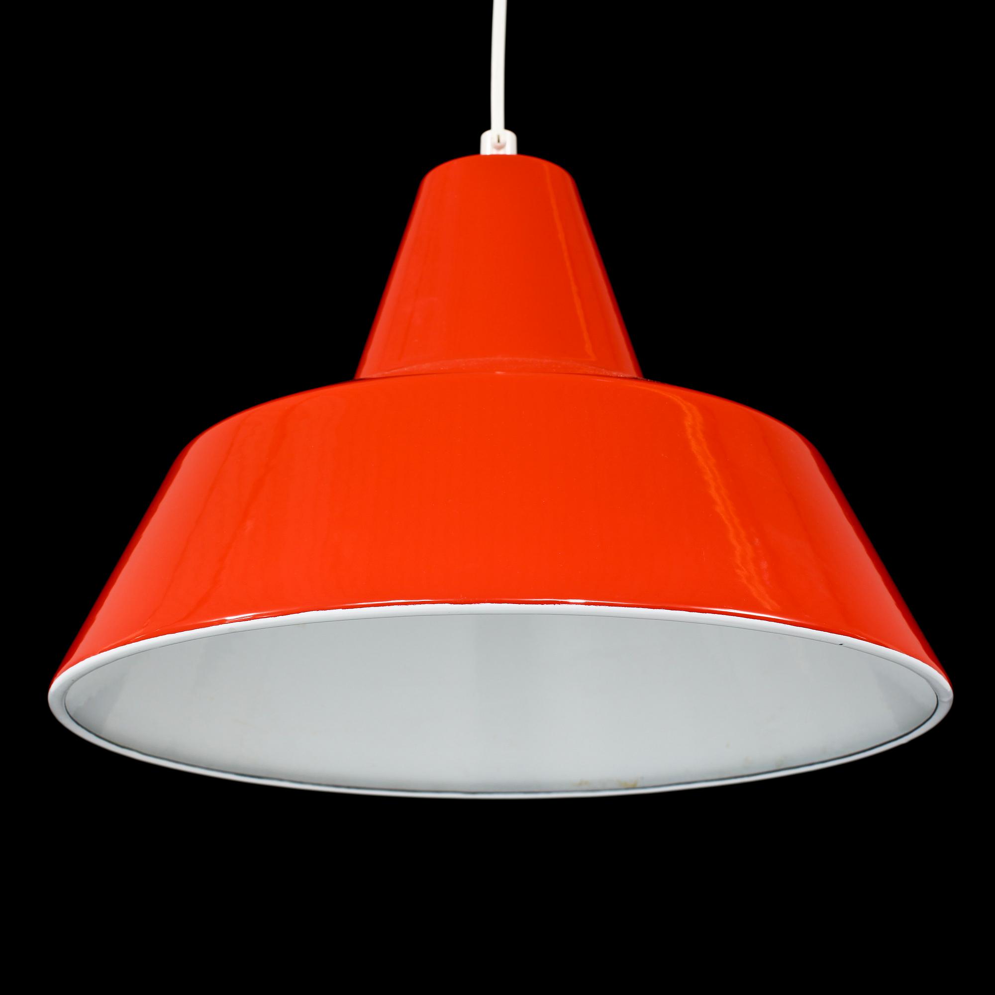 TAKLAMPA, "Emaljpendeln", Arne Jacobsen, Louis Poulsen, 1900-talets andra hälft. H 23.