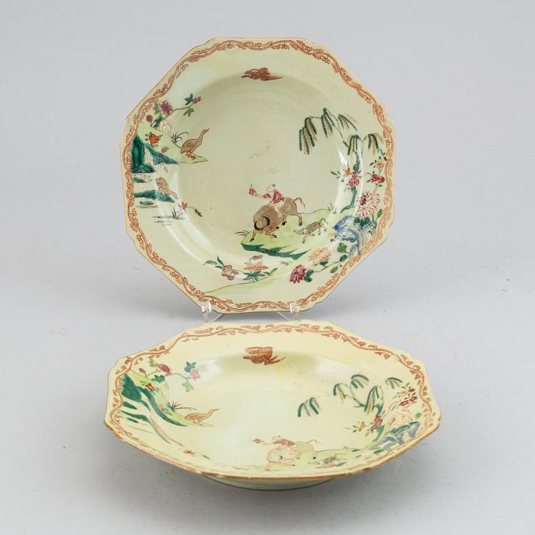 Six (4+2) famille rose export porcelain dishes, Qing dynasty, Qianlong (1736-95).