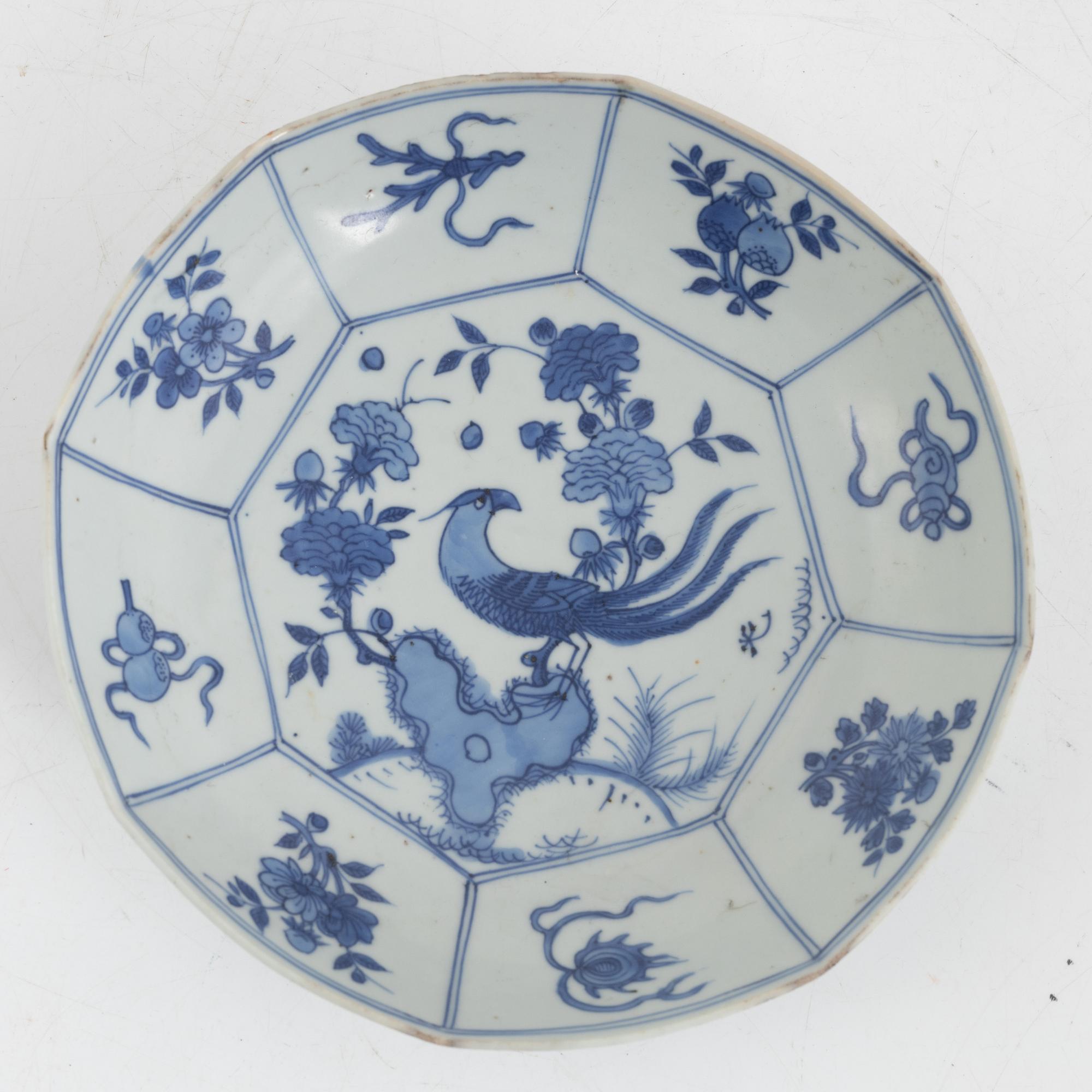 A blue and white dish, Tianqi/Chongzhen, 17th century.