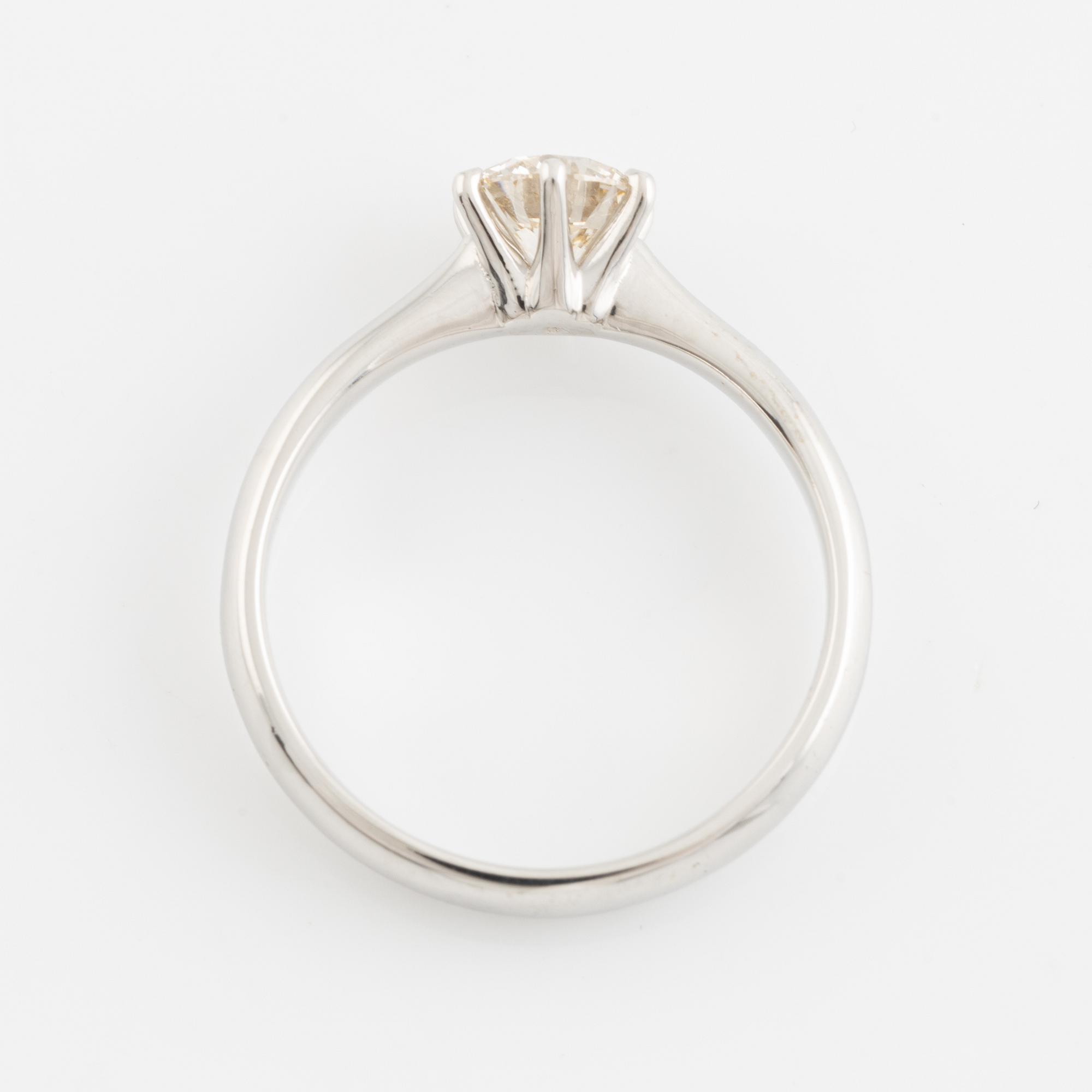 Ring med briljantslipad diamant.