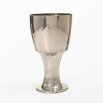 A pair of silver cups, Gunnar Löfgren and CG Hallberg, Stockholm, 1912 and 1902.