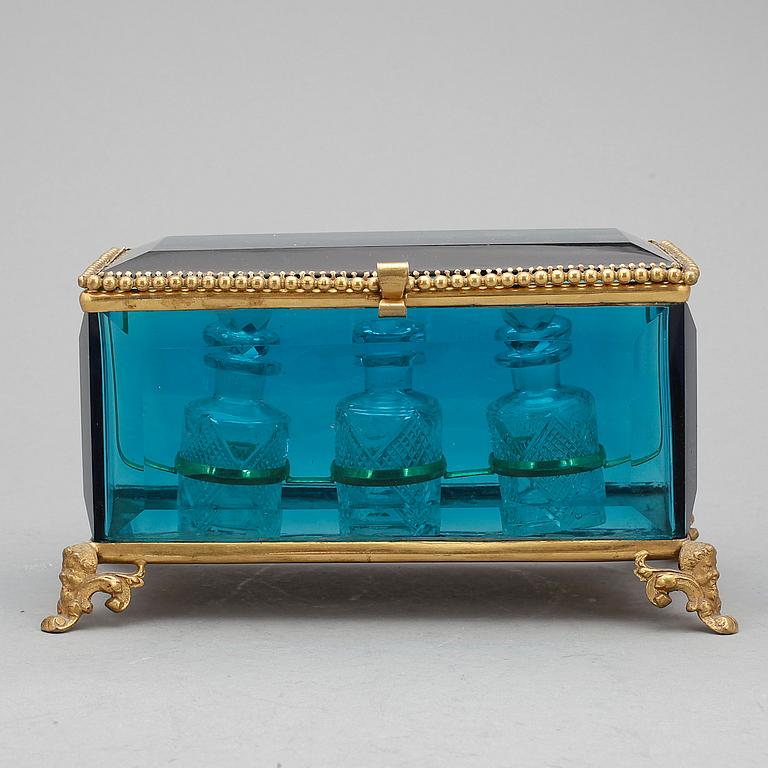 FLAKONGBEHÅLLARE, glas, 1800-talets slut.