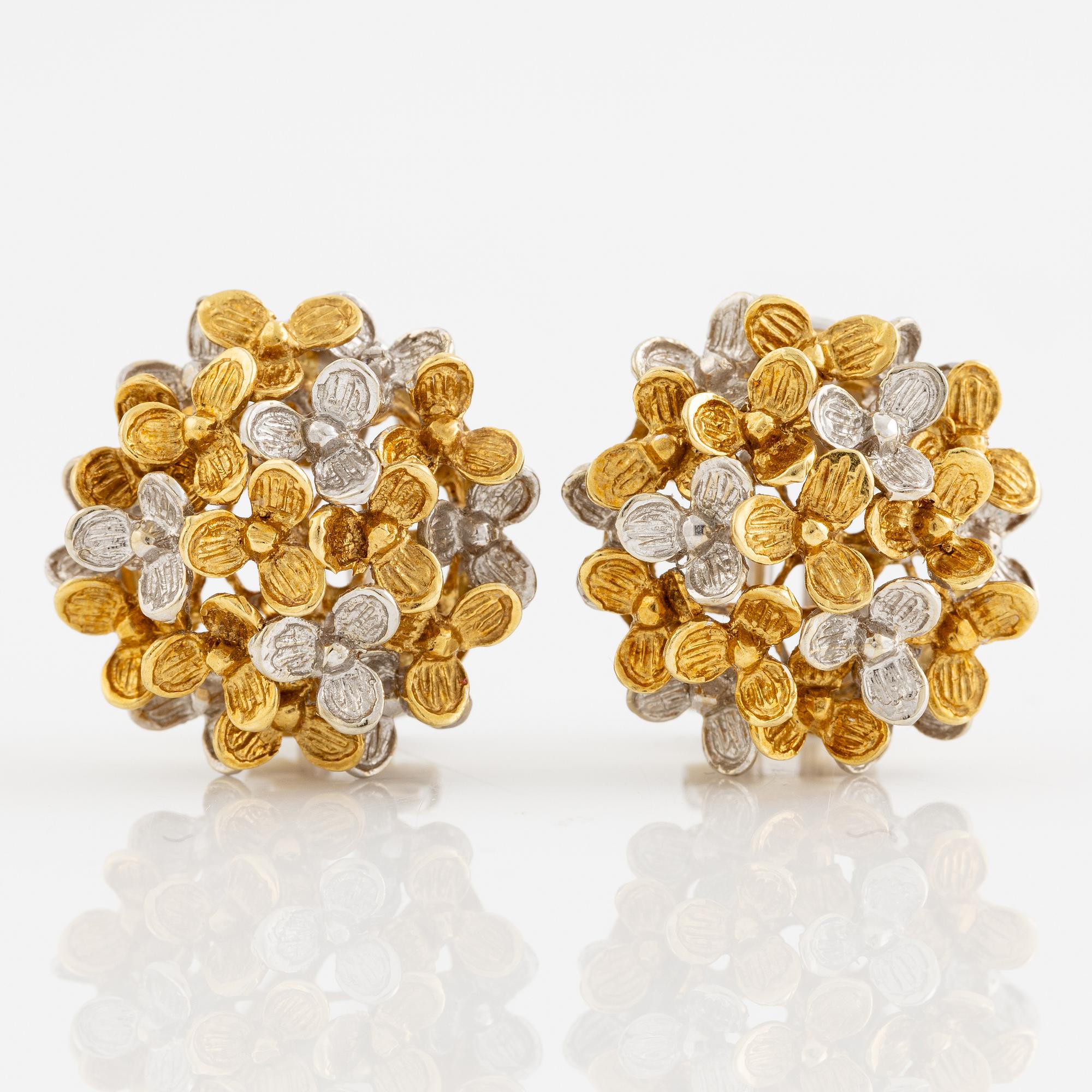 Ett par örhängen 18K guld i två färger.