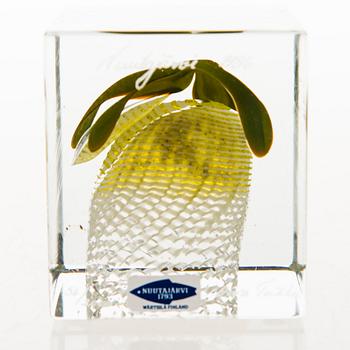 OIVA TOIKKA, AN ANNUAL CUBE, glass, signed Oiva Toikka 1986 Nuutajärvi, numbered  56/2000.